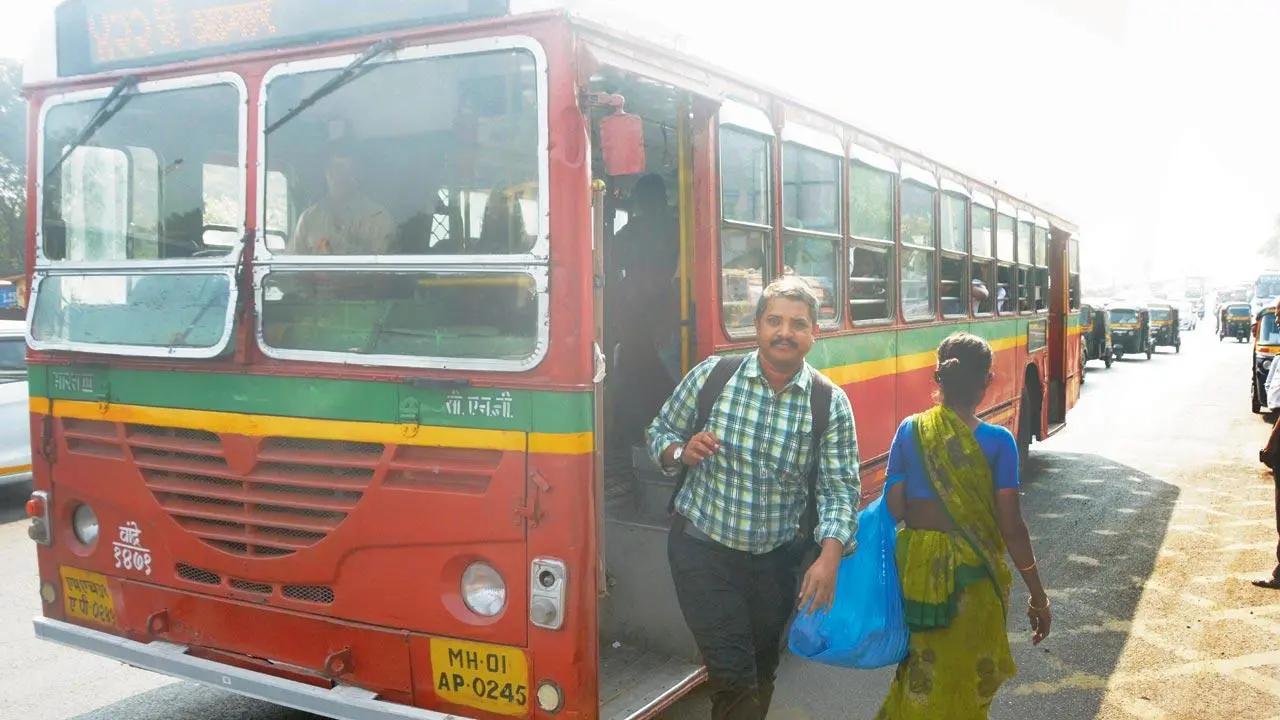 Mumbai: Alert BEST bus conductor prevents accident after driver falls unconscious