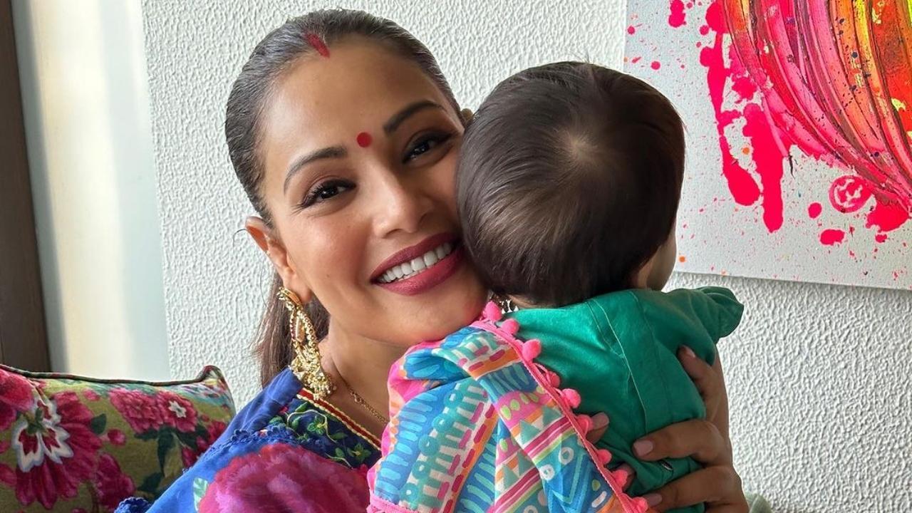 Bipasha Basu introduces daughter Devi's new bed, check it out