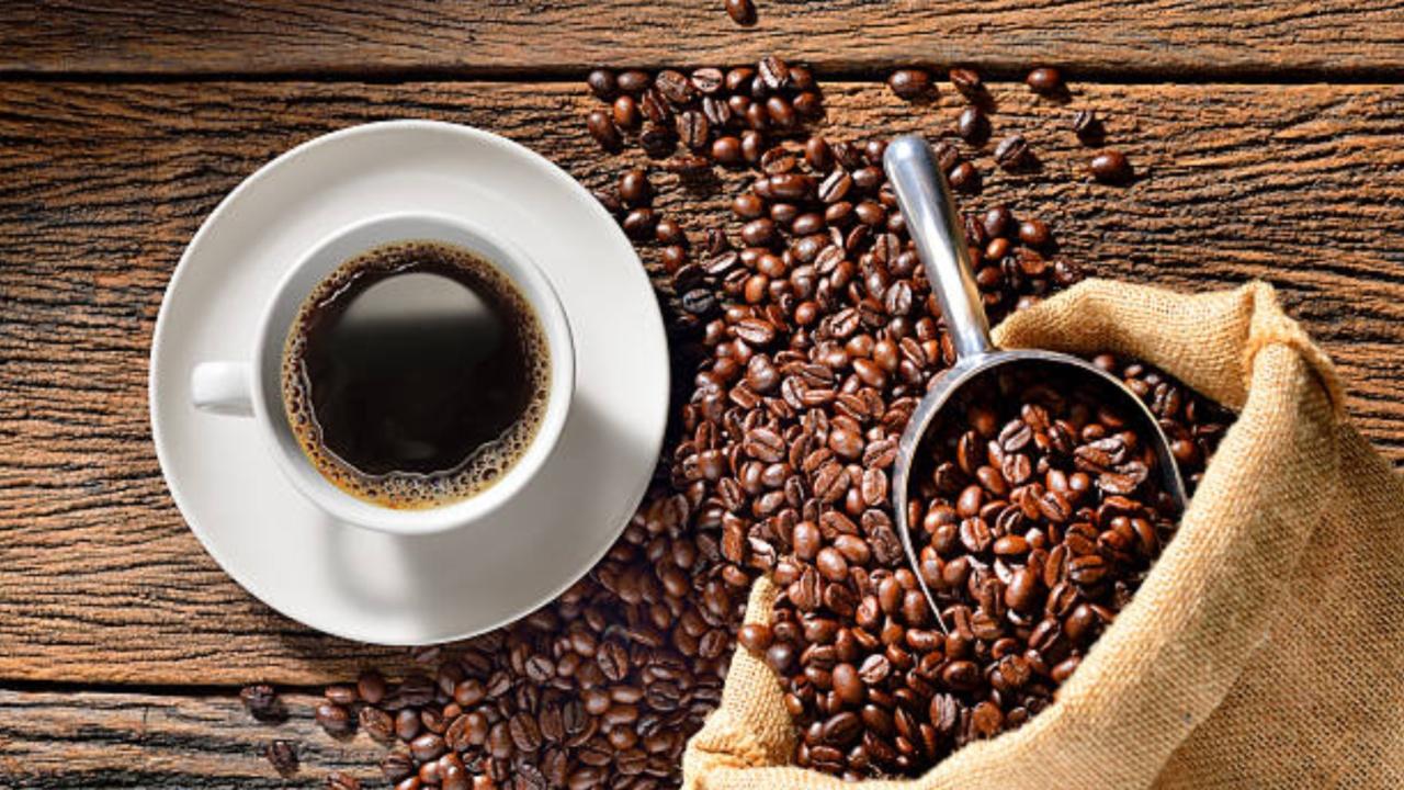 Caffeine Caffeine, found in coffee, can constrict blood vessels, reducing puffiness and redness. It is often used in eye creams to reduce under-eye bags and dark circles.