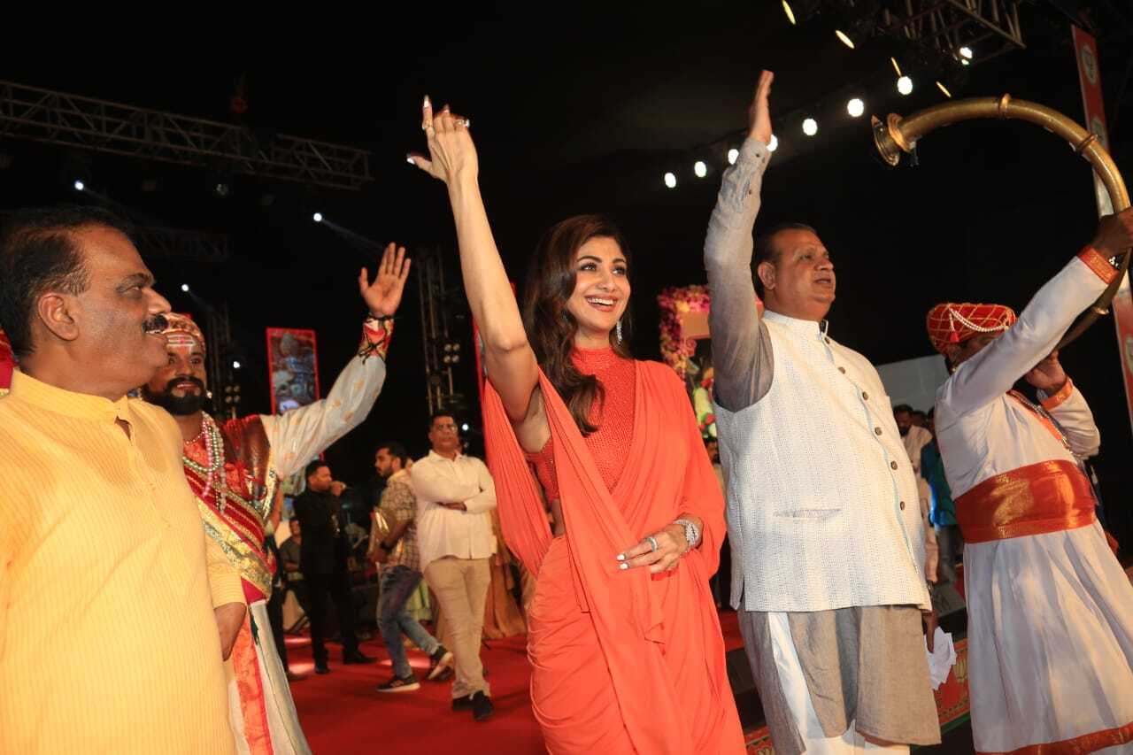 Shilpa Shetty brought her infectious energy to the dandiya mahotsav