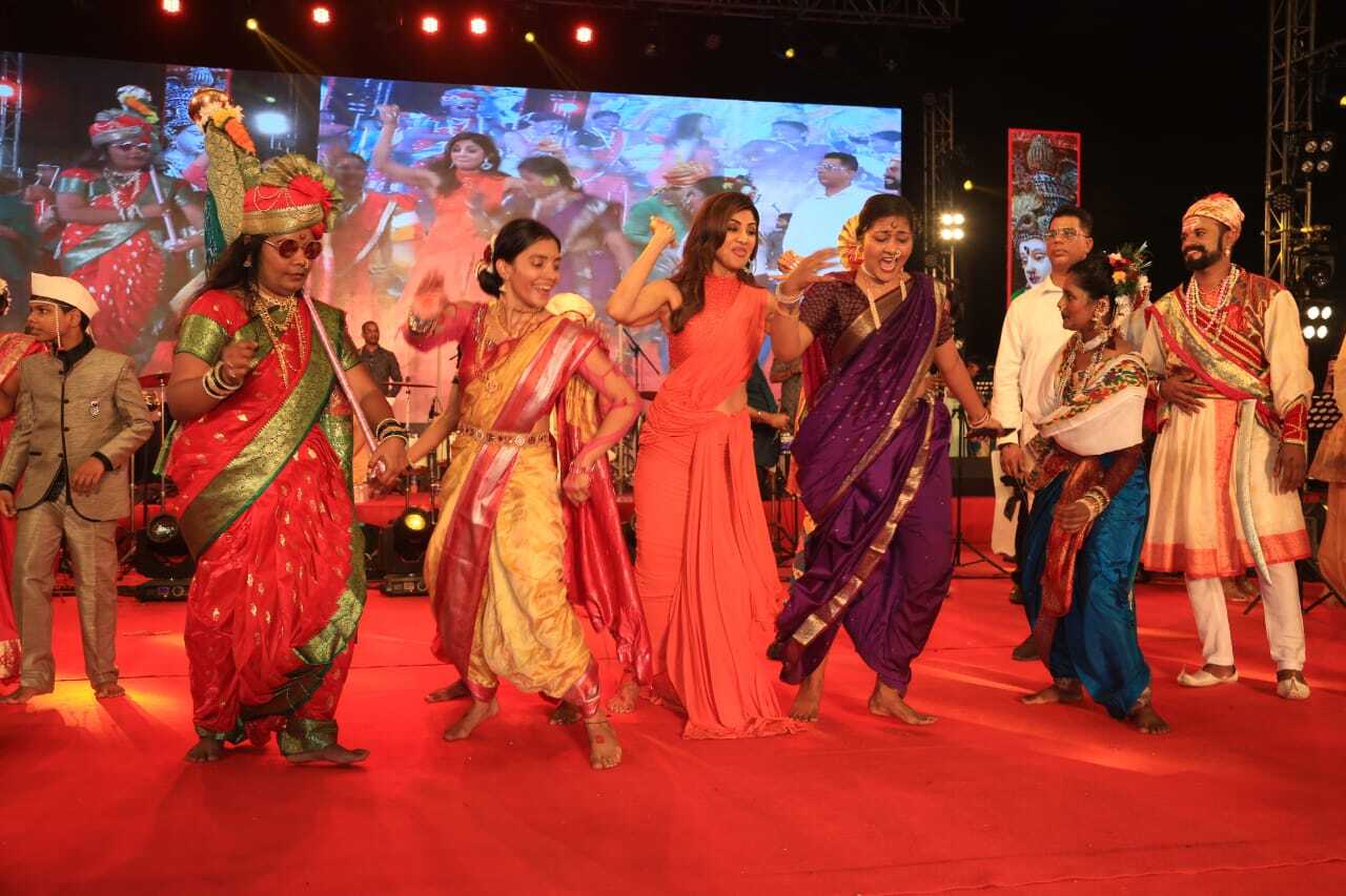 Shilpa was seen having a great time as she danced with the performers and learned some steps from them