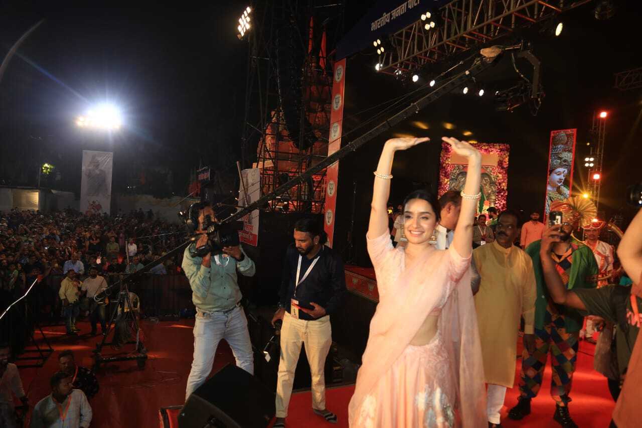 Shraddha, who has a sweet voice, also entertained the fans with her singing. She also encouraged the crowd to dance to the tunes of Garba music