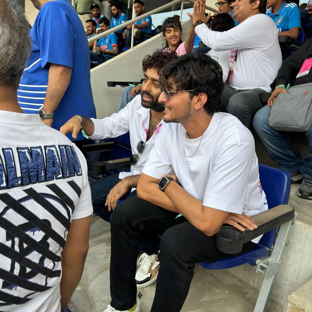 Darshan Raval recently posted pictures from the India vs. Pakistan cricket match at the stadium, where he was seen having a great time with the superstar singer Arijit Singh.