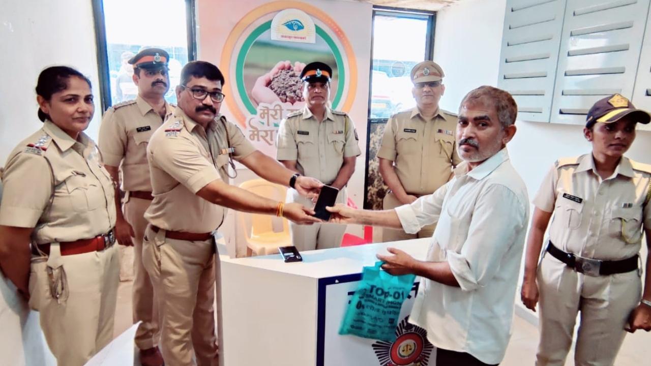 According to the police, the Deonar police had received multiple complaints of lost or stolen mobile phones in 2023. The police began to trace the phones and were successful in not only tracing the phones but also recovering them