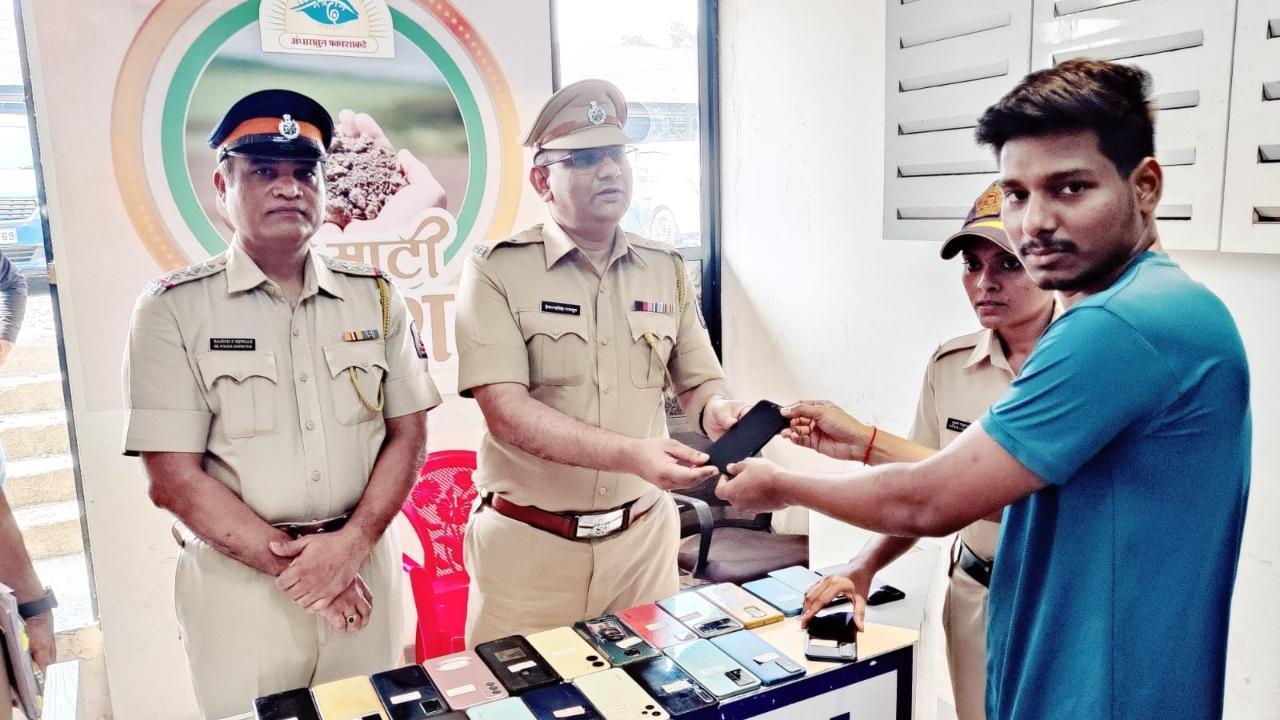 Mumbai: Deonar Police recovers 25 mobile phones, returns them to their owners