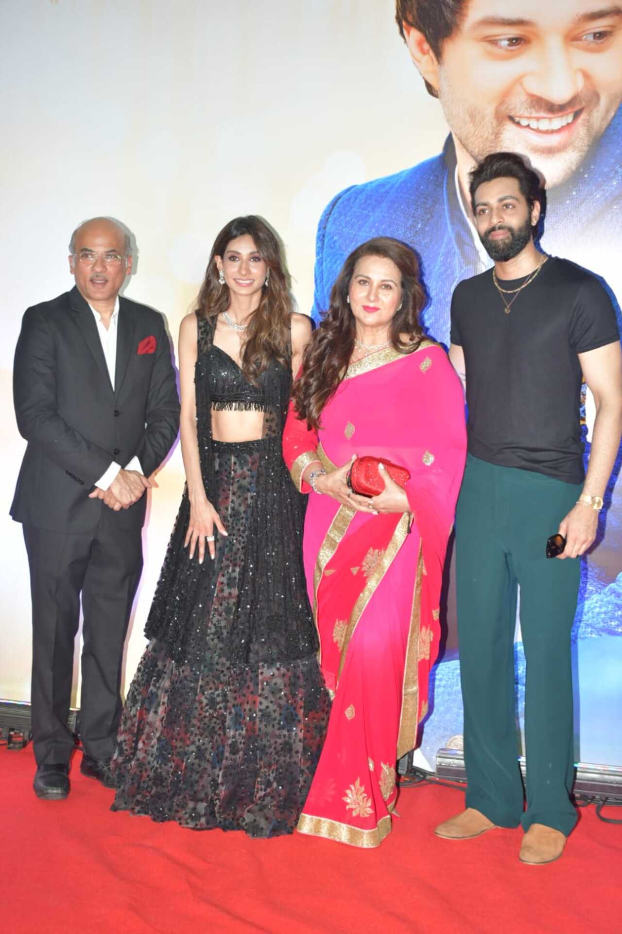 Leading lady Paloma poses with director Sooraj Barjatya, her mother Poonam Dhillon and brother Anmol