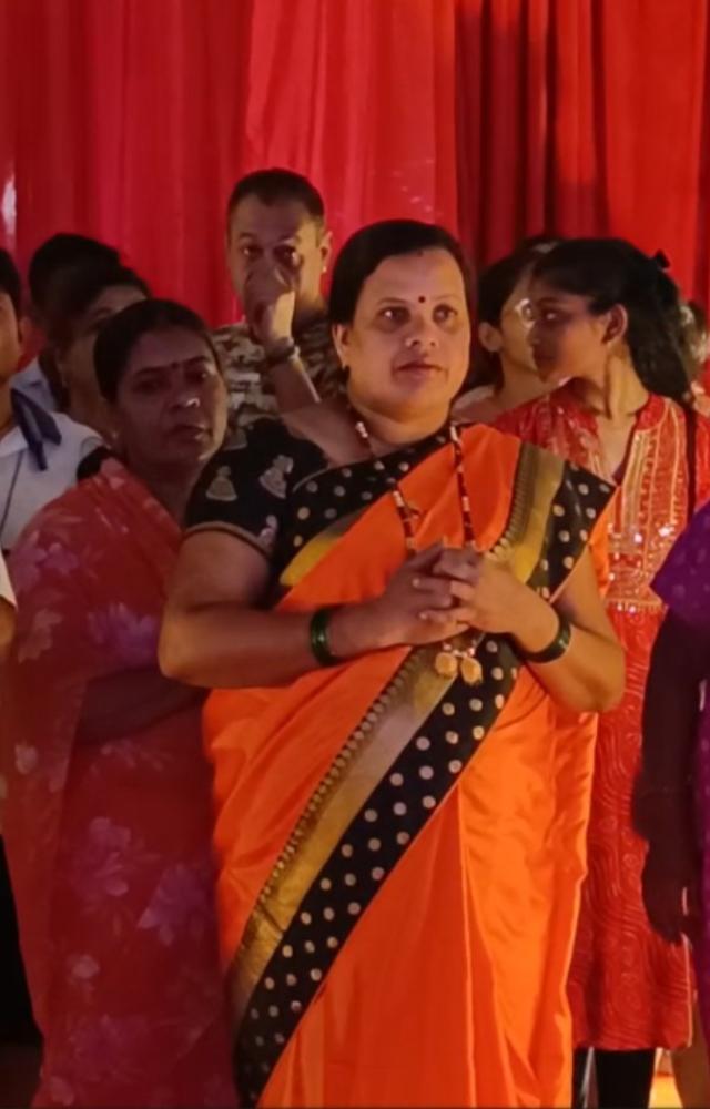 Devotees at Vakola Pooja Pandal