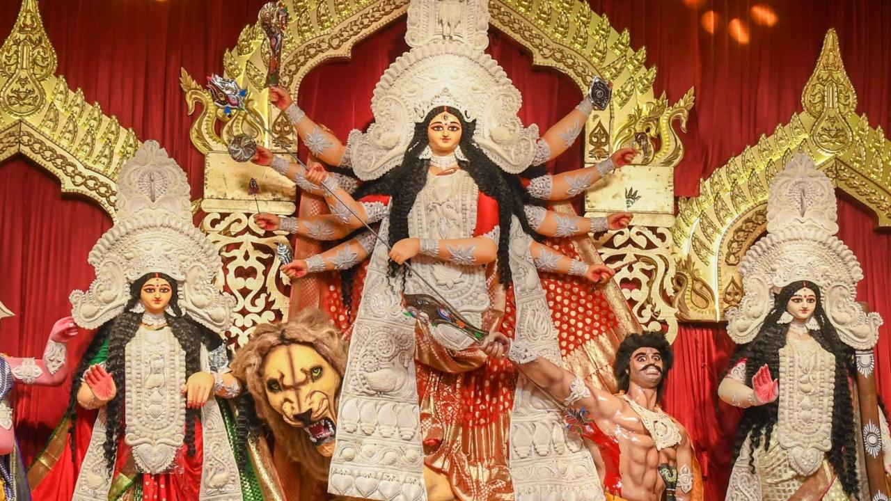 Another very popular pandal in the city is the North Bombay Sarbojanin Durga Puja Samiti, Juhu, Mumbai which has been conducting Durga puja for the past 76 years. This pandal was established in 1948. Sharbani Mukherji one of the organisers of the pandal tells us, “The special This bhog khichdi prepared tastes completely different and has a variety of flavours that blend perfectly to satiate the taste buds.” 
