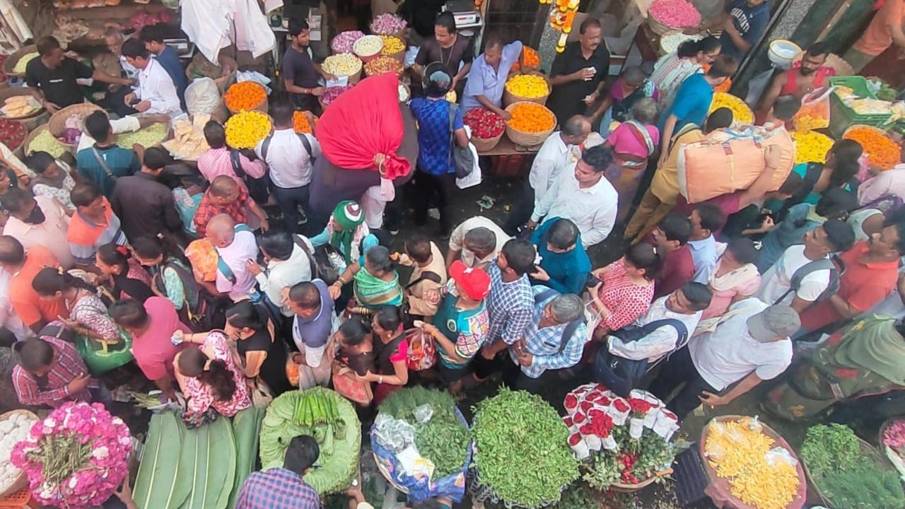 People thronged Dadar flower market ahead of Dussehra in Mumbai. Pic/Sameer Markande