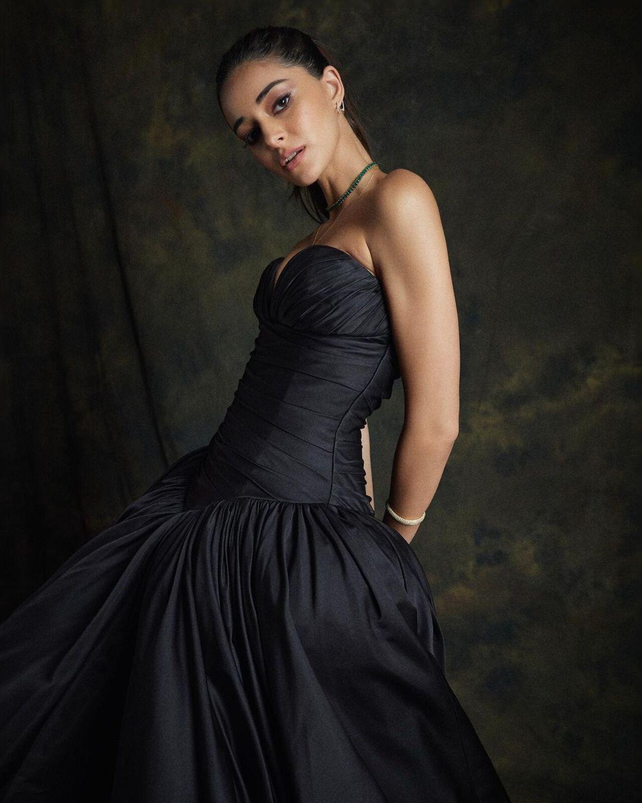 Ananya Panday who has been experimenting with her looks lately also stood out with her black glorious off shoulder gown