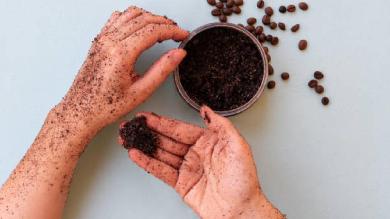 ExfoliationThe coarse texture of coffee grounds can be used as a natural exfoliant to remove dead skin cells, leaving the skin smoother and brighter.