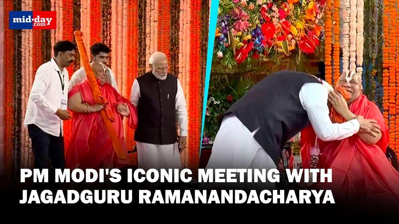 PM Modi meets Jagadguru Rambhadracharya | Offers Prayers at Kanch Mandir