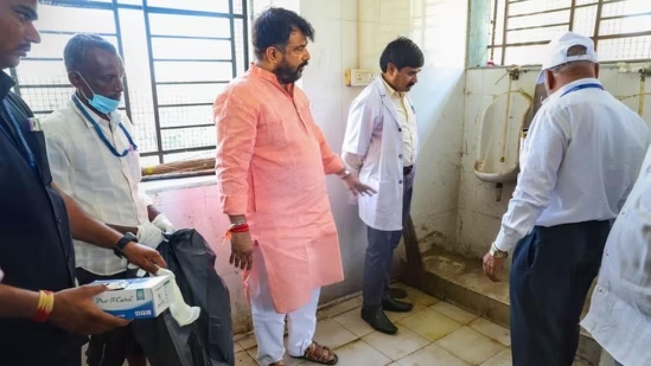 Shiv Sena MP Hemant Patil booked for making Nanded hospital dean clean toilet