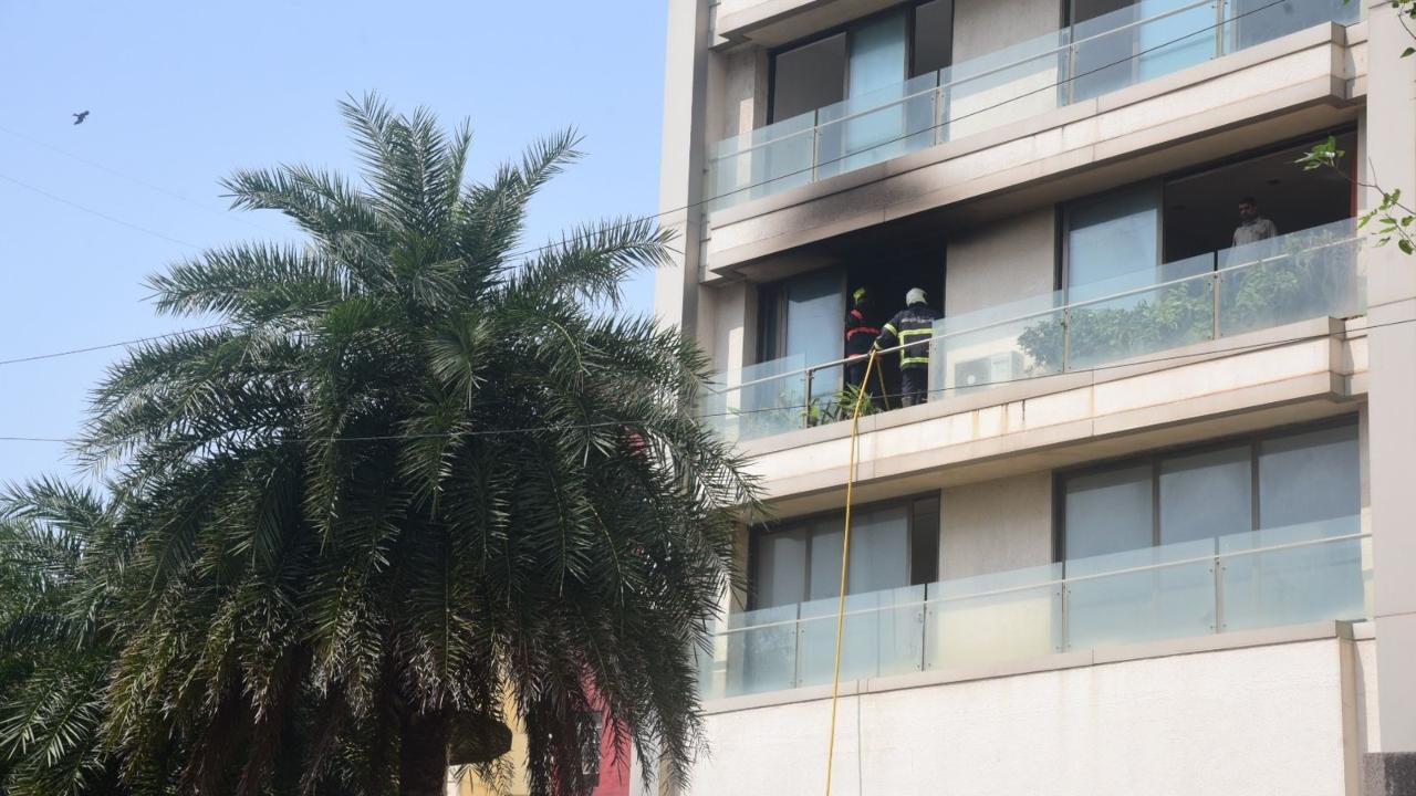 The Mumbai Fire Brigade and the Mumbai Police officials rushed to the spot following the information regarding the fire