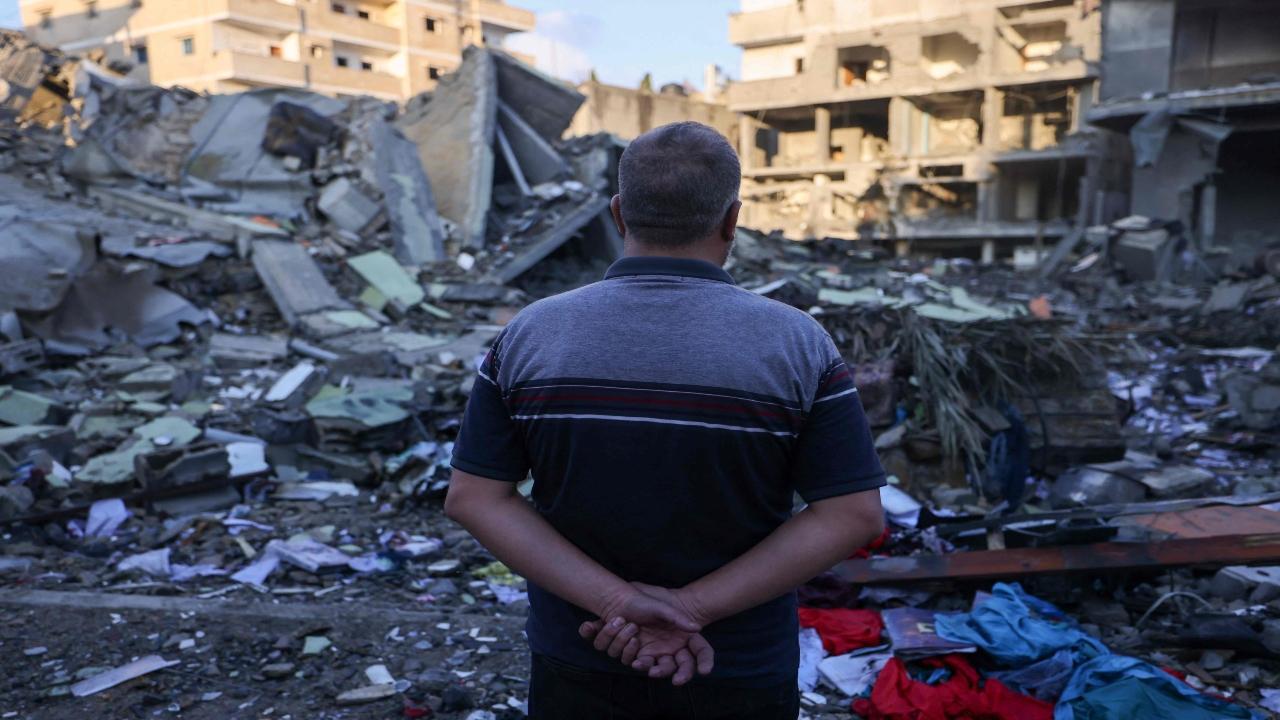 UN says thousands of people break into Gaza aid warehouses for food