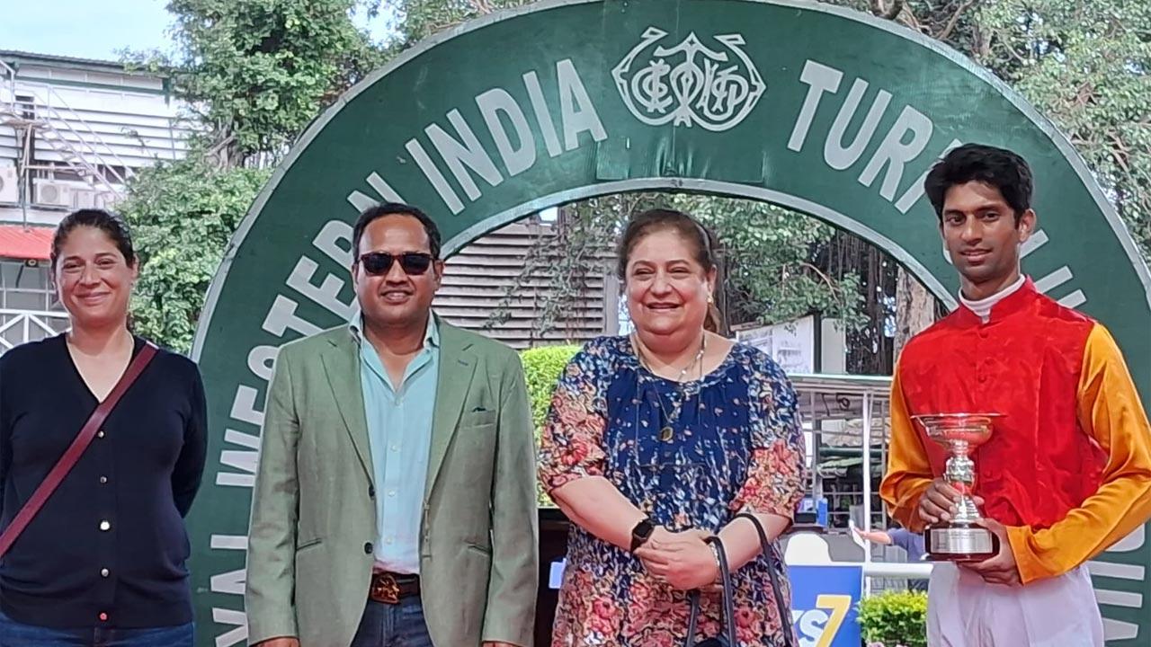 Attained trainer Ms Nazzak Chenoy (left), Jiyaji M Bhosale, steward of RWITC, who presented the mid-day Trophy to the winning team, Attained owner Mrs Bakhtawar B Chenoy and winning jockey P Trevor in Pune on Saturday. Pic: RWITC
