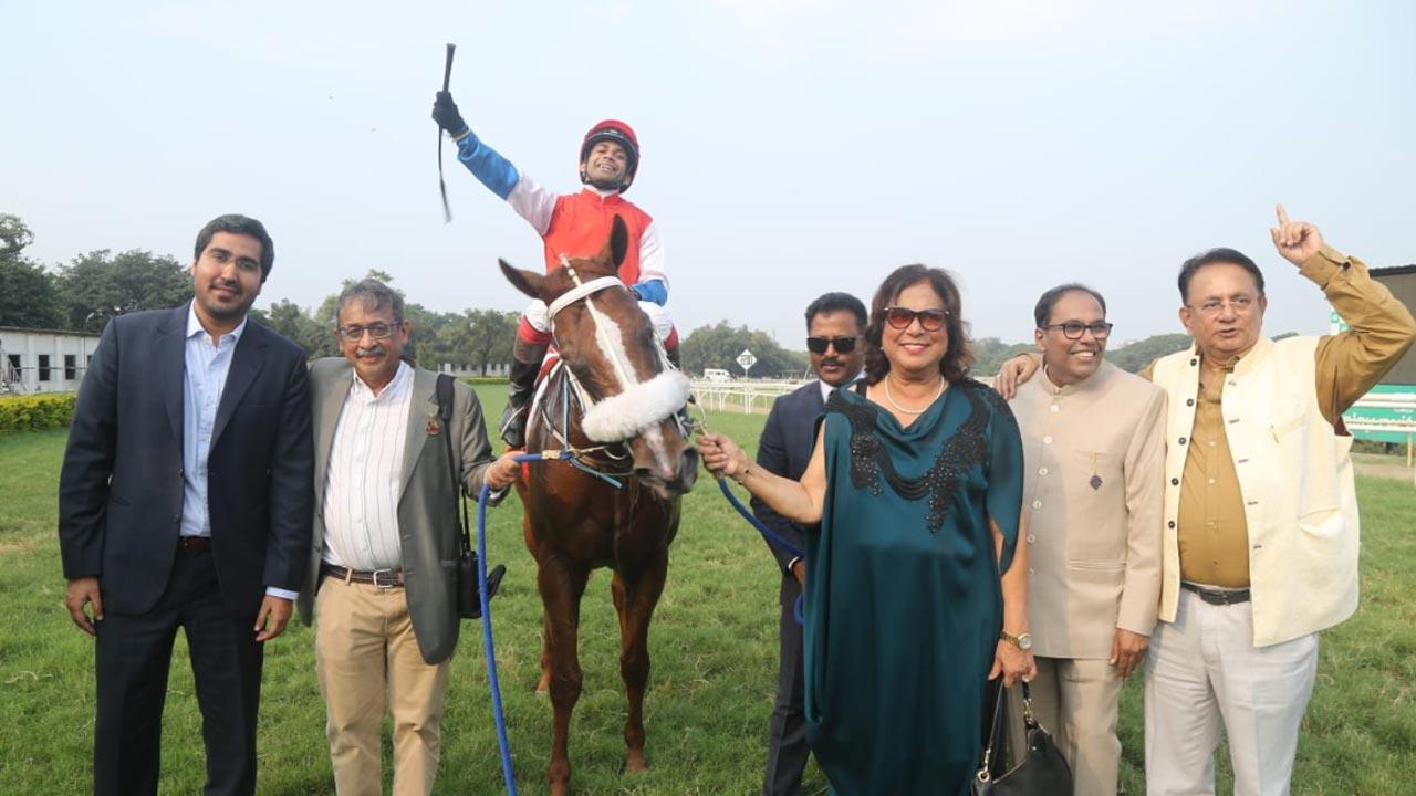 Pune Derby winner Enabler (Yash Narredu up) being led in by proud owners Mehtab Singh (extreme left), Vivek Jain, BE Saldanha, Malesh Narredu (behind Saldanha), Anil Saraf and Balam Mohla (trainer, extreme right)