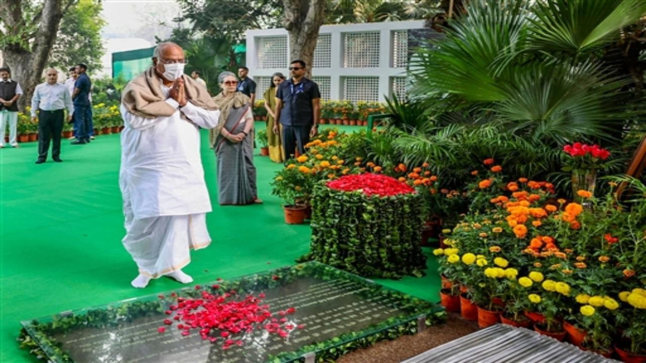 His cousin and BJP MP Varun Gandhi also paid tributes to Indira Gandhi saying, 