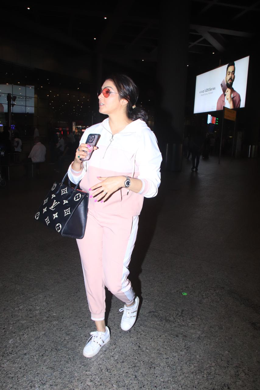 Isha Koppikar was clicked at Mumbai airport