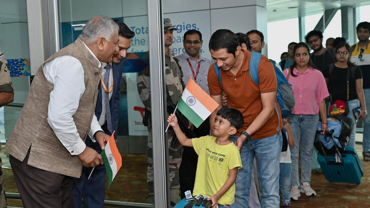 Union Minister of State General (Retd) VK Singh received the Indian passengers at the airport. He interacted with them and also gave tricolours to every Indian passenger