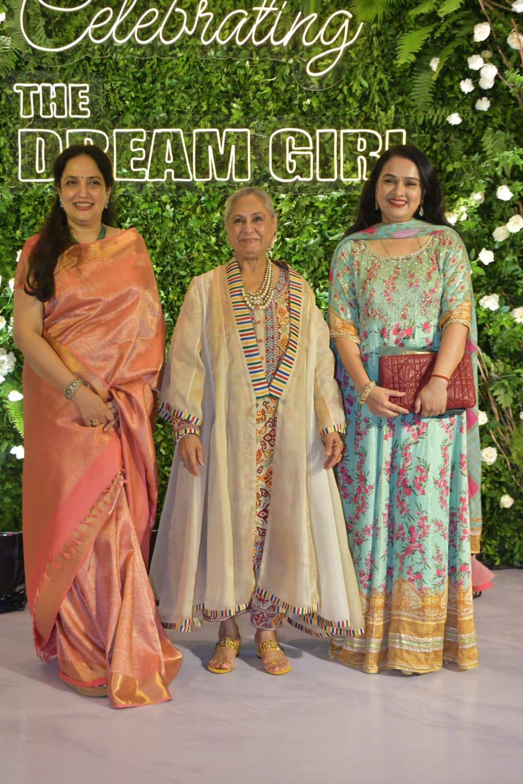 Jaya Bachchan graciously posed for the paps