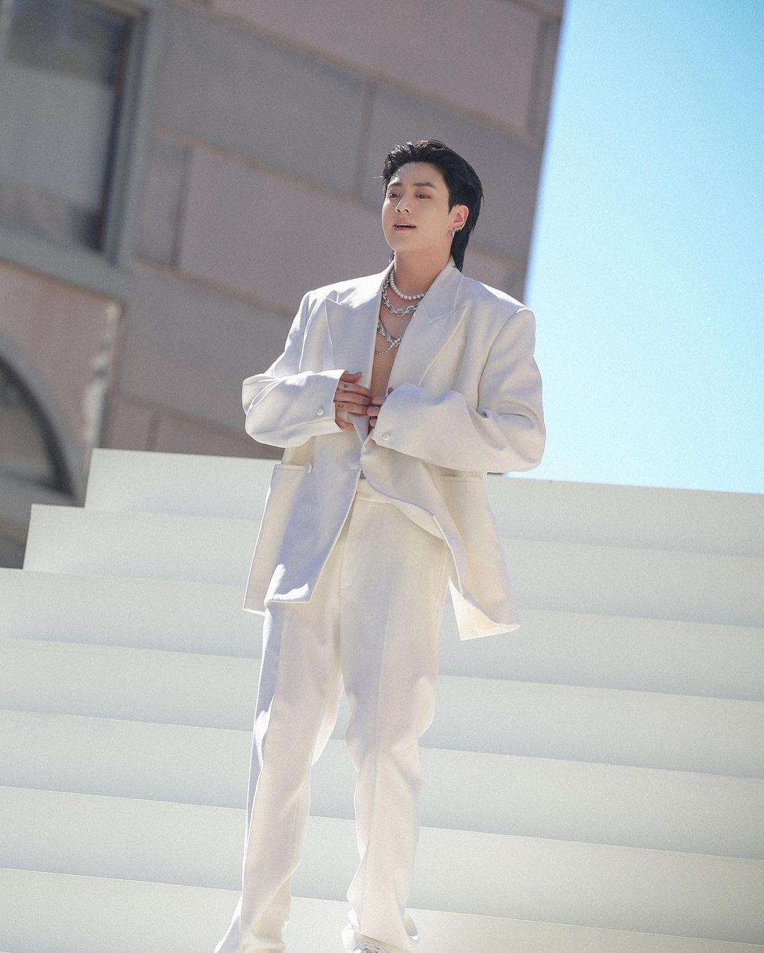 This white suit look, accentuating the K-pop star's broad shoulders, is definitely one of the best fashion moments of Jungkook