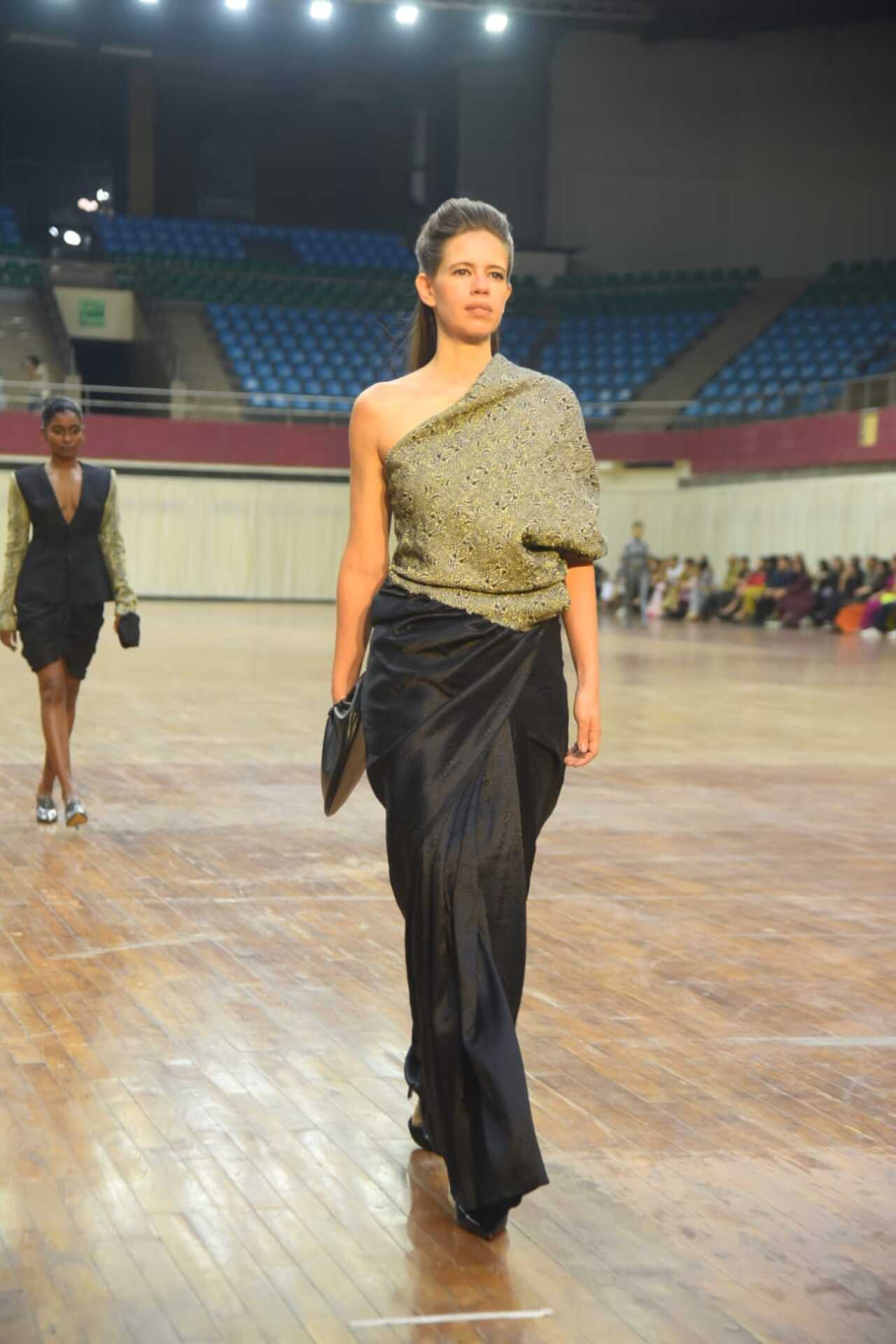 Kalki opted for a puffed hairstyle, subtle pink lips and chiseled jawline