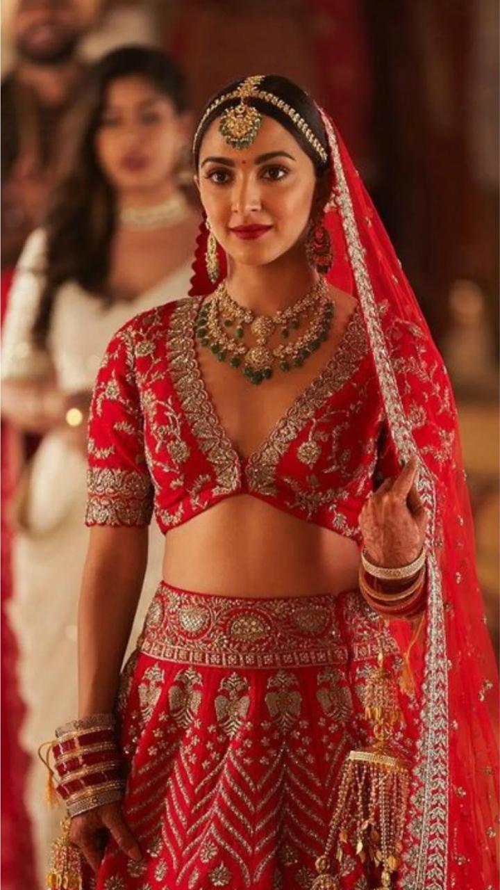 A perfect outfit for all drama mamas and fashionistas. The heavily embellished lehenga worn by Kiara draws attention in the right measure