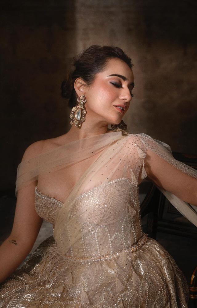 She`s rocking this outfit, which features beautiful Art Deco-inspired designs that sparkle with Swarovski crystals, pearls, and sequins.