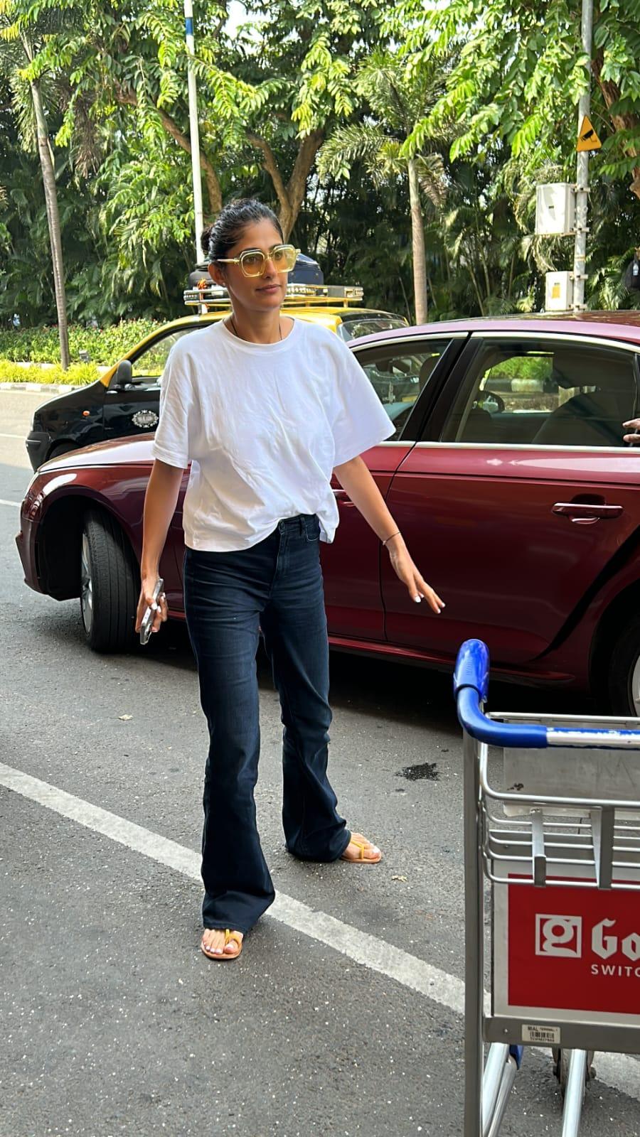 She went for a casual vibe with jeans and a T-shirt