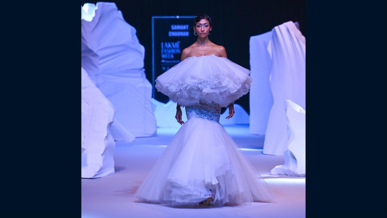 Ace designer Samant Chauhan has been renowned for his skills in combining the beauty of his beloved Bhagalpur silk with modern silhouettes and weaving techniques. His “Ice Watch” collection was the grand presentation at the opening of the Atelier on Day One during Lakmé Fashion Week in partnership with FDCI