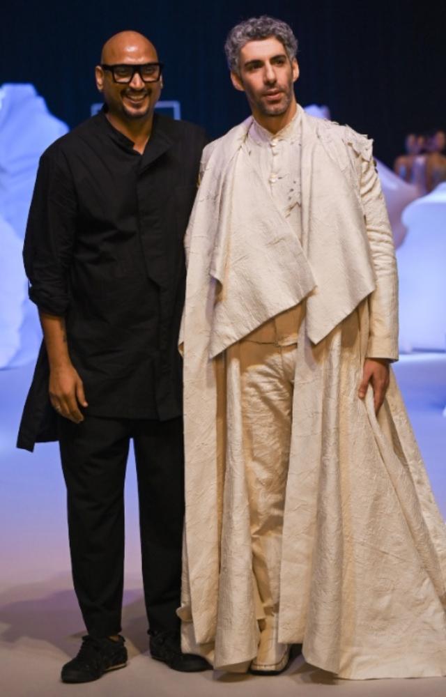 llywood’s hot star, Jim Sarbh stopped the very dramatic show in an all-white, layered, look