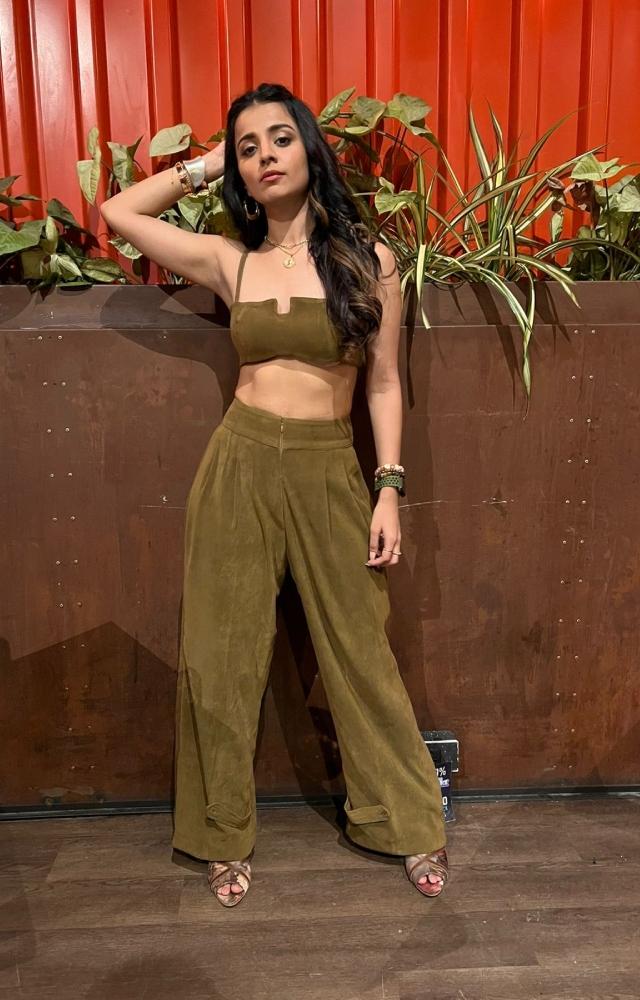 Mahima served yet another stunning look. Flaunting her toned abs, the actress went for an outfit that can be easily recreated by her fans