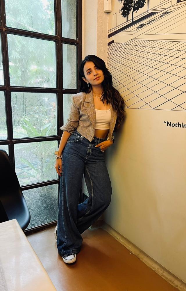 Mahima shows how one can never go wrong with a white crop top, baggy jeans and a grey jacket. Isn`t this look perfect for college and other outings?