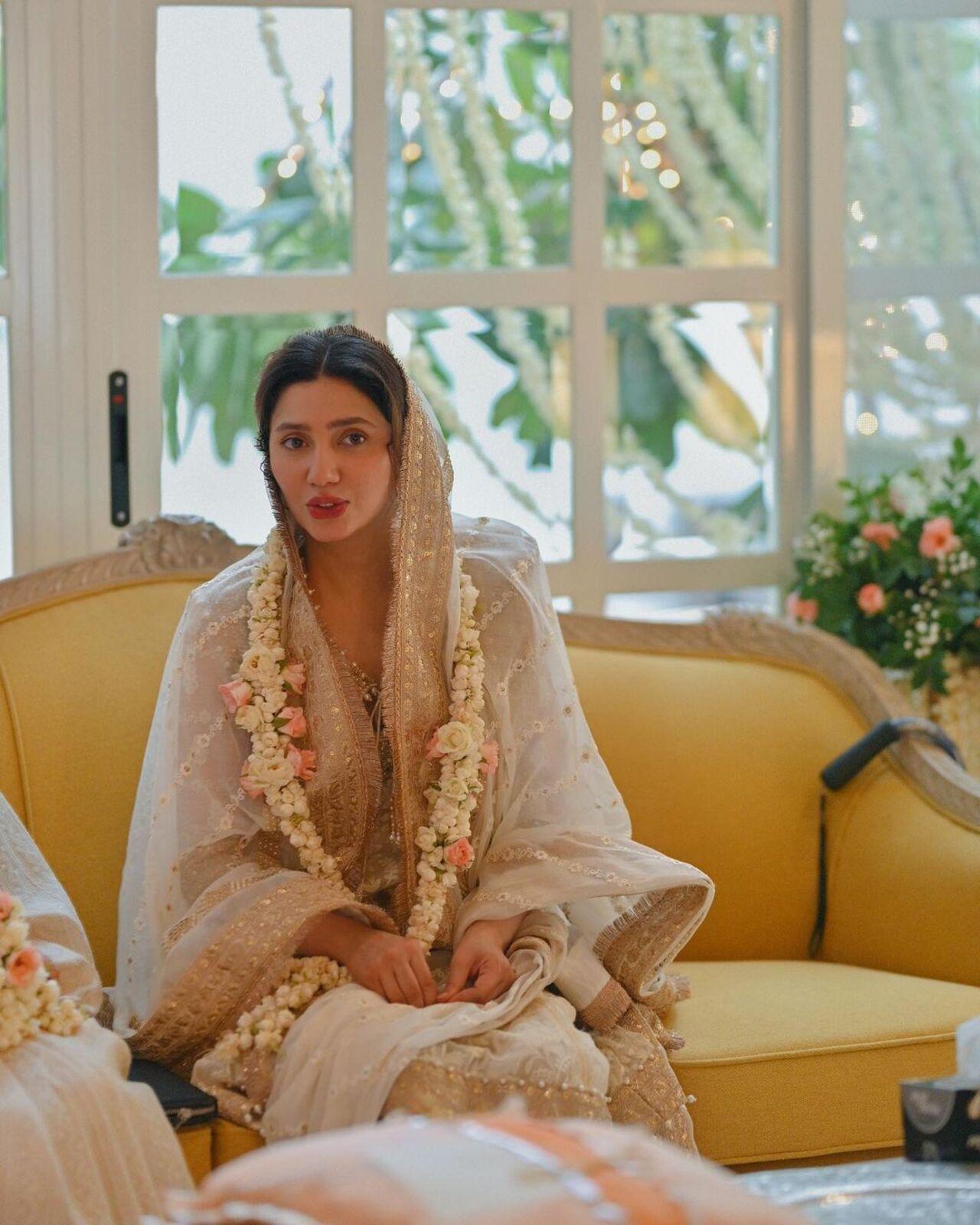 After her wedding pictures, Mahira shared wonderful pictures from her mayun ceremony hosted by her friends. She shared pictures of herself a white suit with her mayun outfit hanging beside her