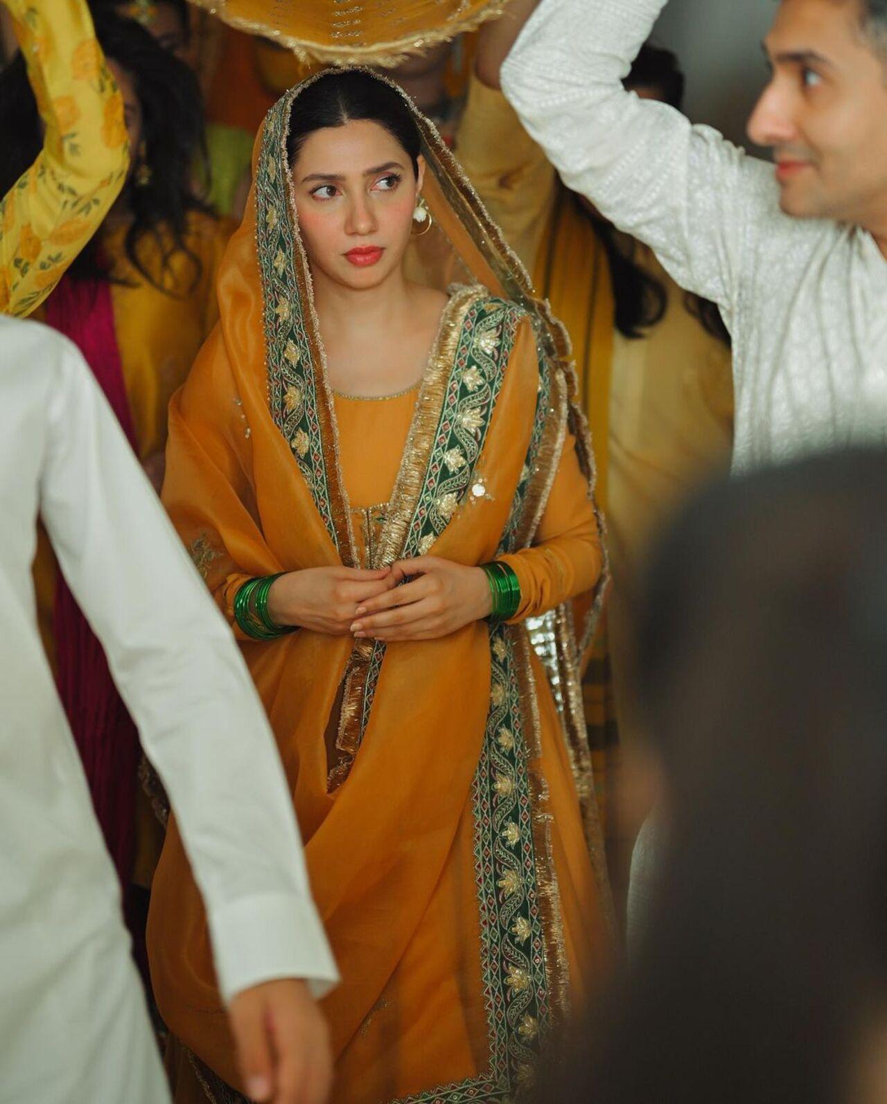In the pictures, Mahira can be seen dressed in two outfits. One was a delicately embroidered powder blue churidar with an elegant and beautiful dupatta. The other outfit was orange in colour with a green border. She plucked buds of mogra and adorned her earrings with them