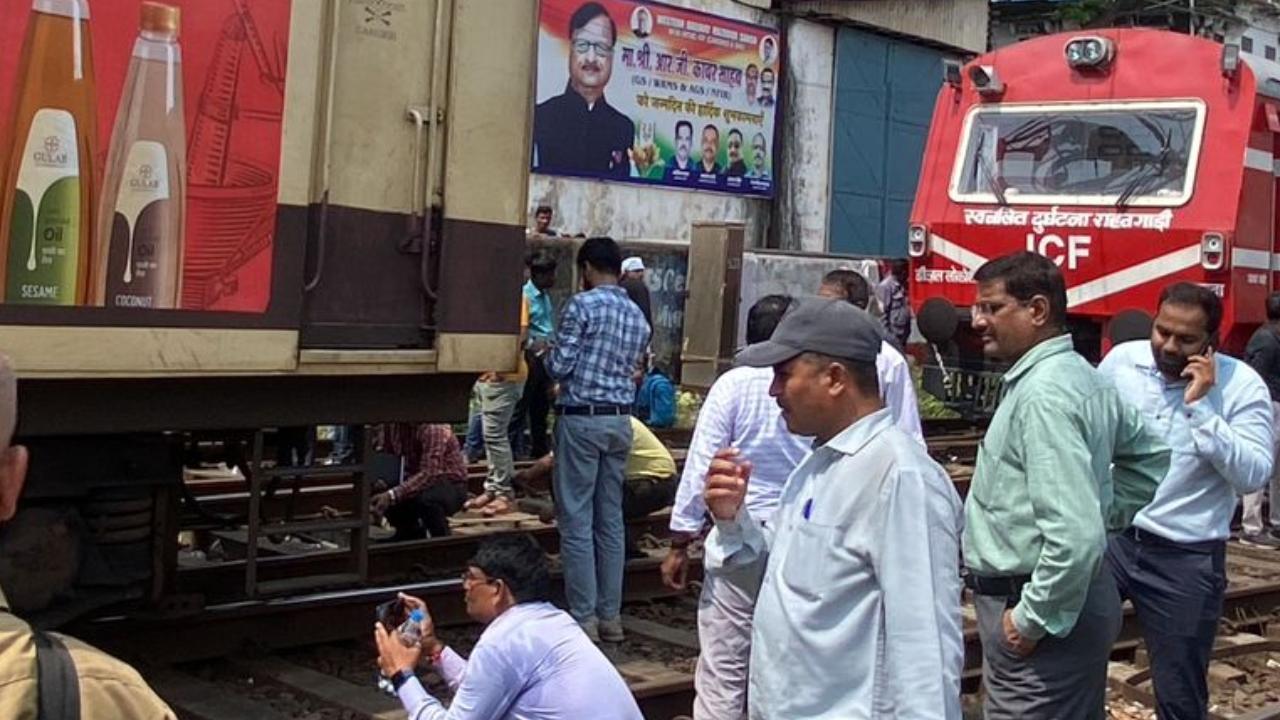A passenger claimed she waited at Dadar station for more than 20 minutes, but no train arrived and there was also no proper announcement