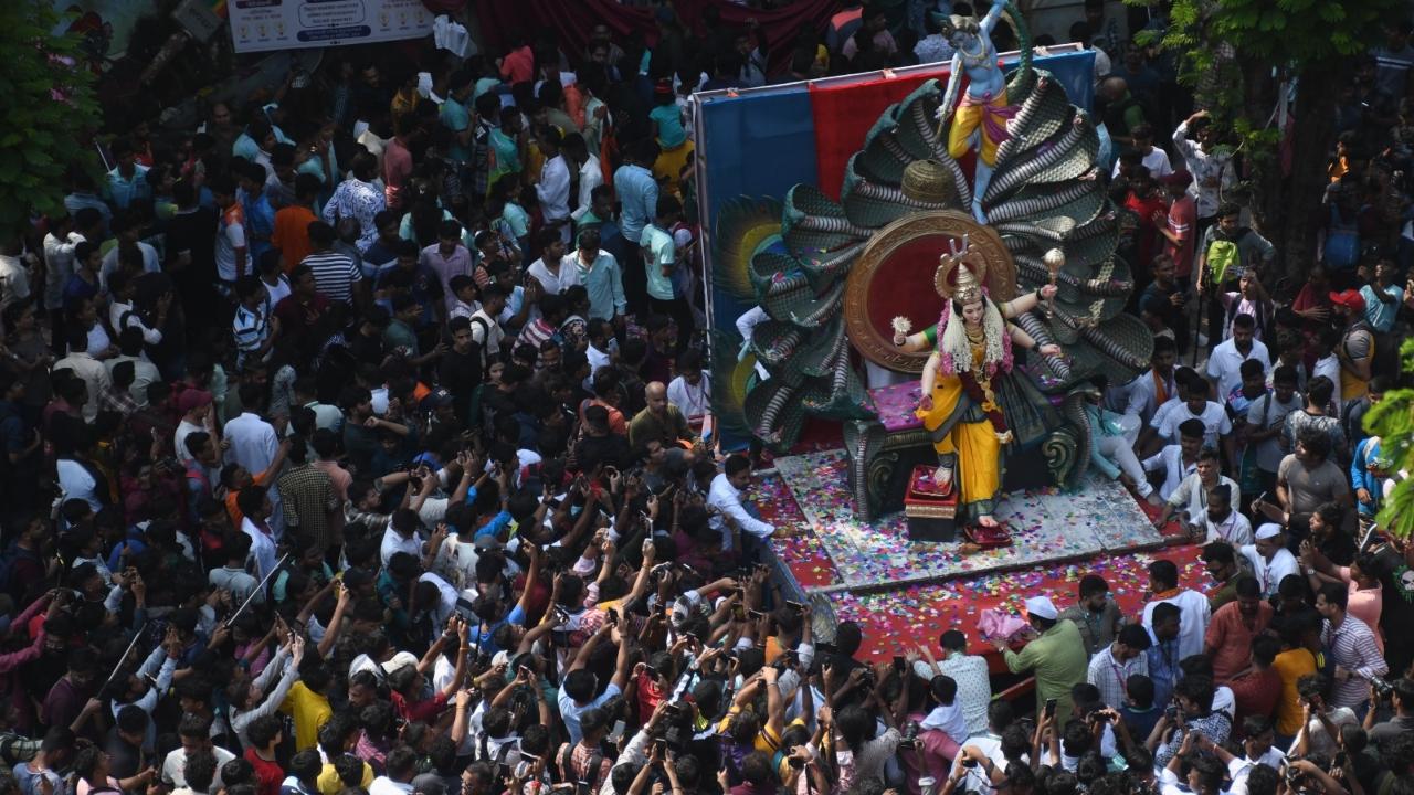 The 'aagman' processions drew hundreds of devotees on the streets of Parel in Central Mumbai on Sunday