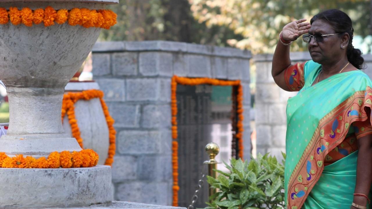President Murmu paid tribute to the fallen soldiers at the Army headquarters