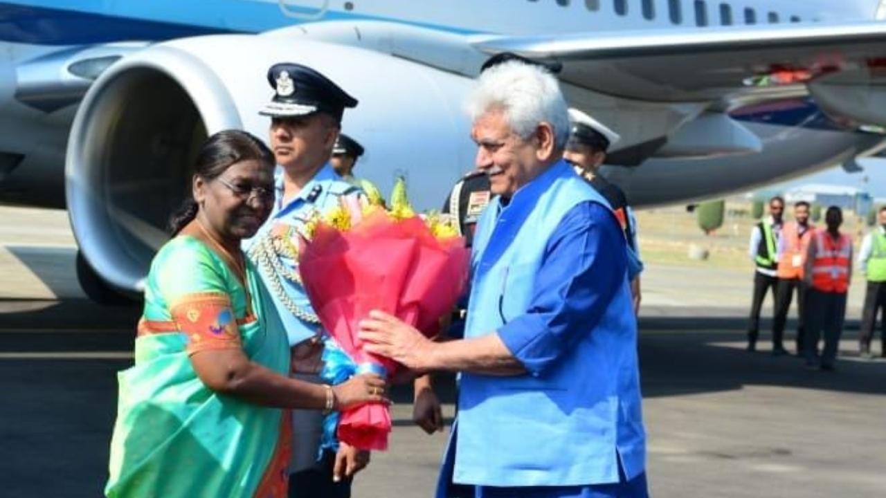 The president then travelled to Badamibagh Cantonment, the headquarters of the Army's 15 Corps -- also known as the Chinar Corps -- where she paid tribute to the fallen soldiers at the martyrs' memorial