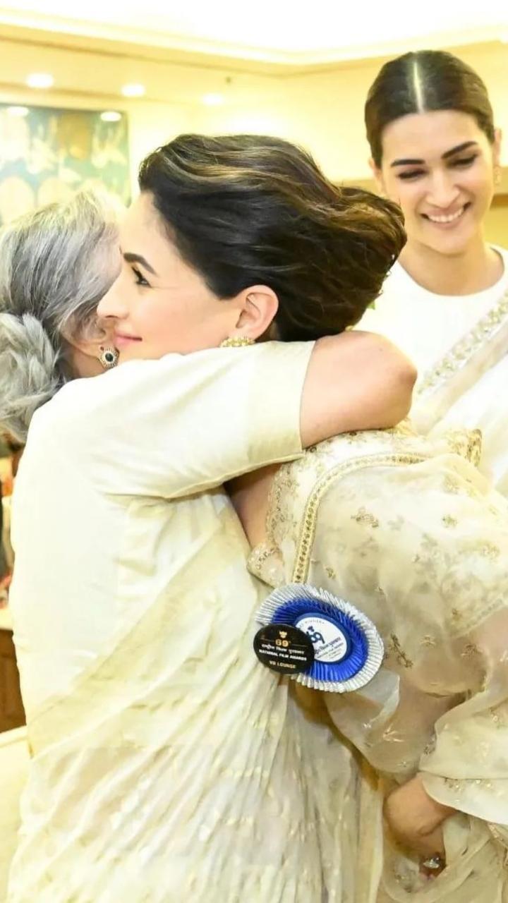 Waheeda Rehman hugged Alia Bhatt in a candid picture