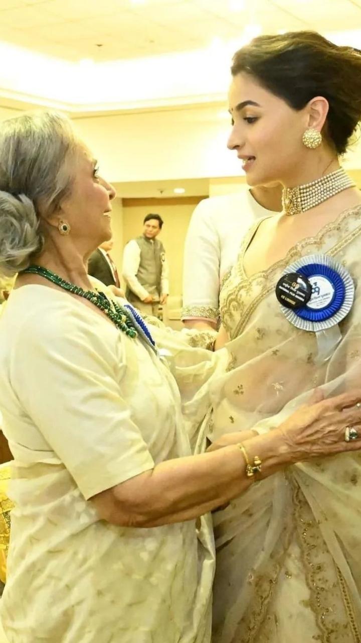 Alia Bhatt interacted with Waheeda Rehman at the ceremony