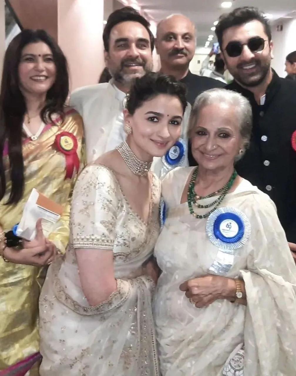 Alia Bhatt, Ranbir Kapoor, Pankaj Tripathi and his wife clicked a picture with Waheeda Rehman