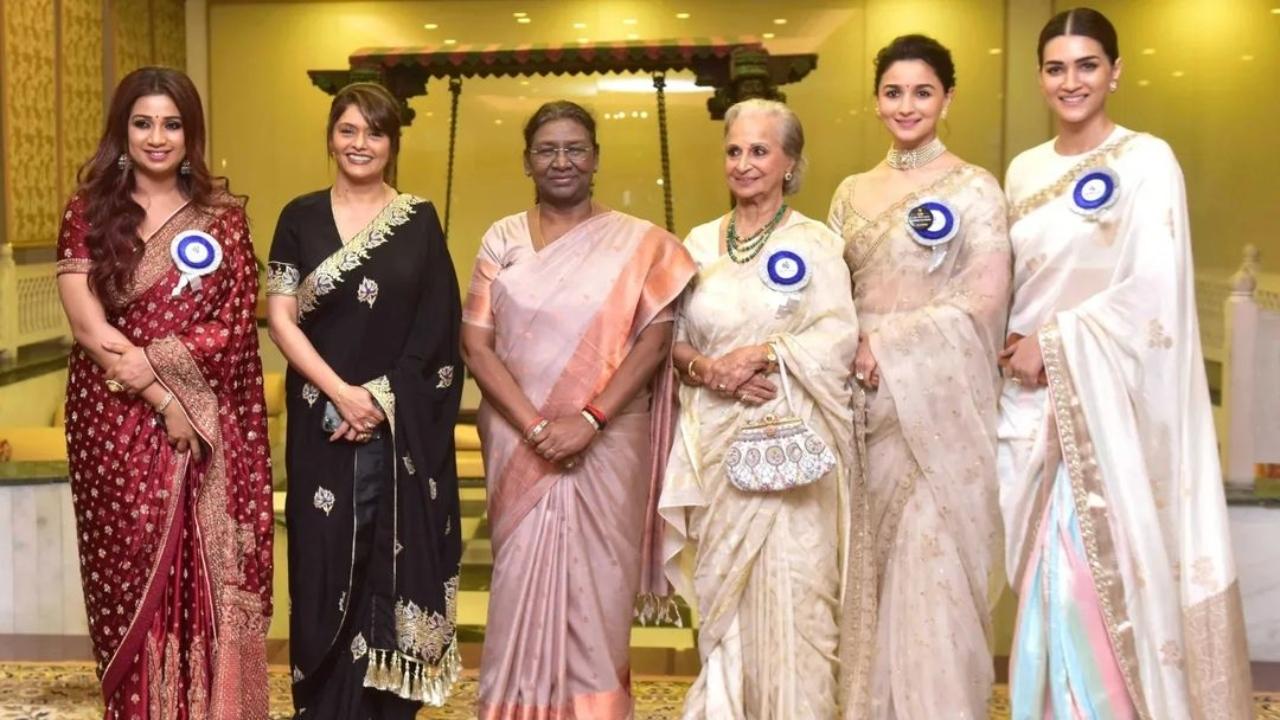 Waheeda Rehman, Shreya Ghoshal, Pallavi Joshi, Alia Bhatt and Kriti Sanon posed for a picture with President Murmu