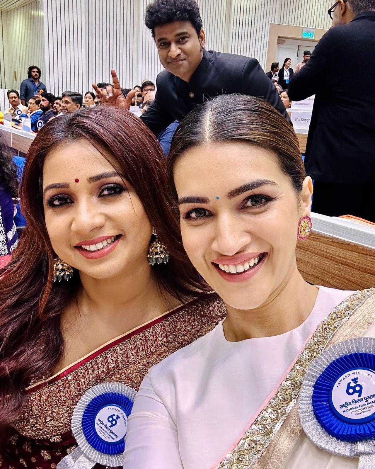 National Award winners Kriti Sanon and Shreya Ghoshal clicked a gorgeous selfie