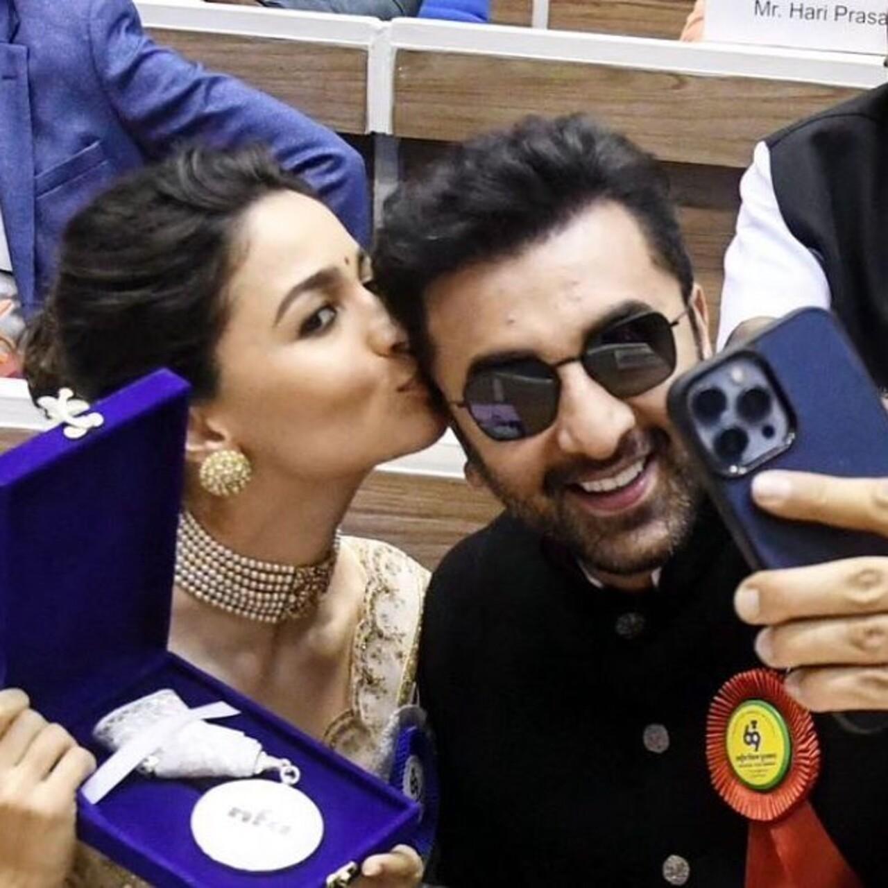 Alia Bhatt kissed her husband Ranbir Kapoor in a candid moment during the National Award ceremony