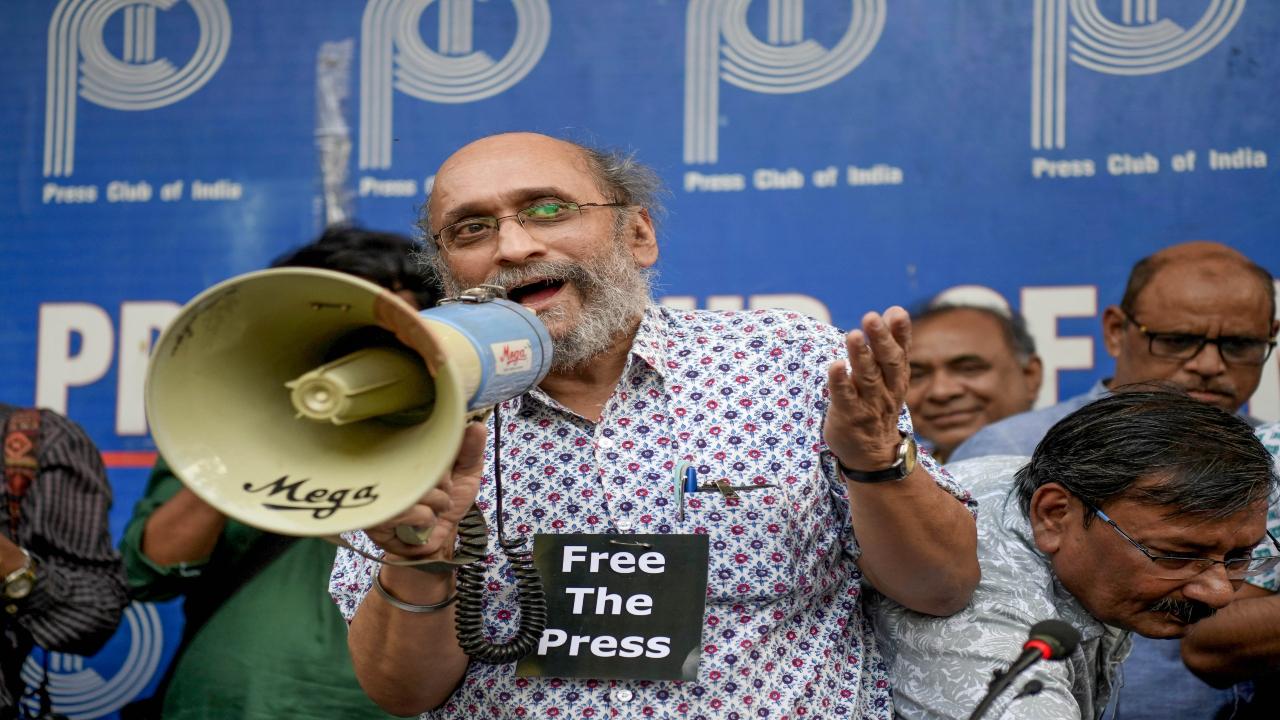 A peaceful protest was organised in front of the Press Club of India (PCI), where journalists were seen holding banners