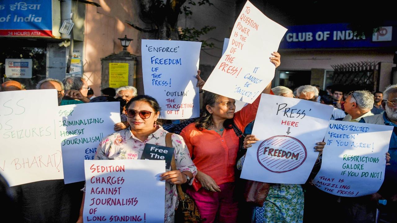 Journalists from different media organisations on Wednesday protested against the Delhi Police crackdown on NewsClick and arrest of its founder Prabir Purkayastha and HR head Amit Chakravarty