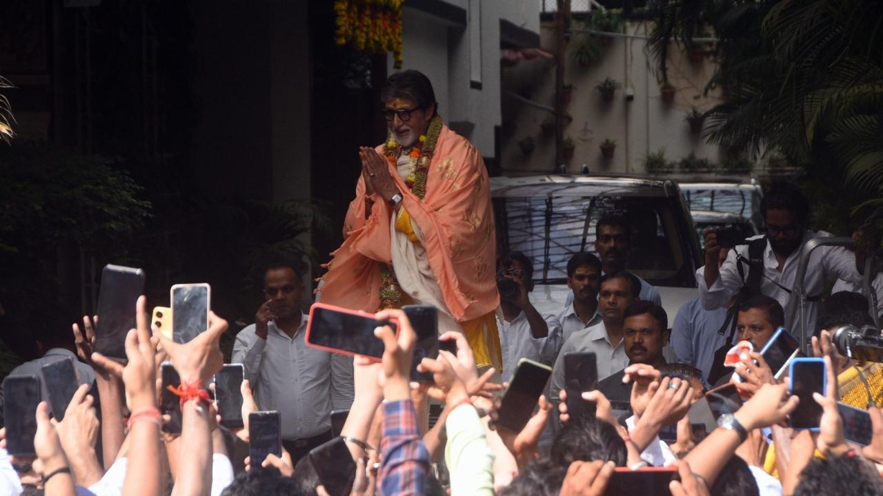 After wishing the actor on Wednesday midnight, fans lined up again in large numbers outside his house with a long banner with his name written on it
 