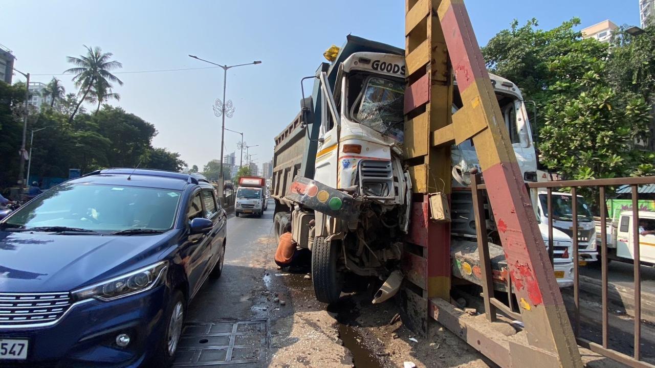 Mumbai: Traffic chaos in Matunga Central as dumper climbs divider